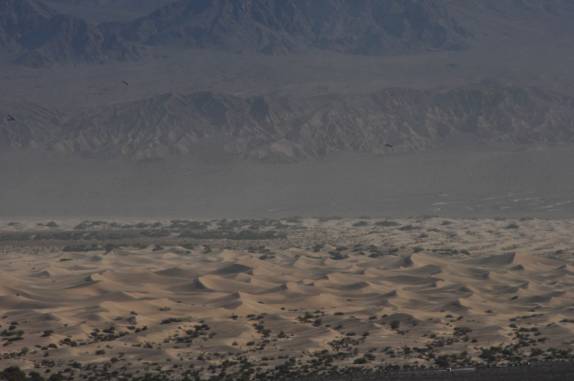 Mesquite Dunes vistas de longe no Death Valley National Park, na Califórnia - EUA